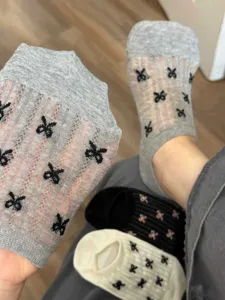 Damen Sommer atmungsaktive Mesh dünne Bootssocken mit süßem schwarzen Schleifenmuster.