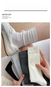Chaussettes mi-hautes pour femmes en coton pur avec rayures verticales et bord roule fin.