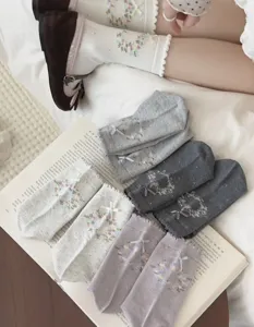 Süße blumenbestickte mittelhohe Socken mit 3D-Schleifen, weiche Baumwoll-Stapelsocken für Damen.