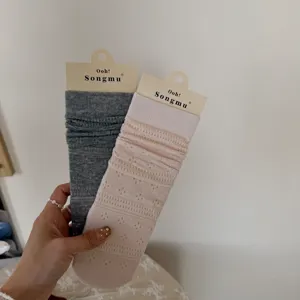 Detailansicht von atmungsaktiven Mesh-Loch-Freizeit-Stapelsocken für Damen mit Etikett.