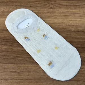 Summer breathable cotton mesh boat socks for women, lightweight low-cut casual invisible socks.