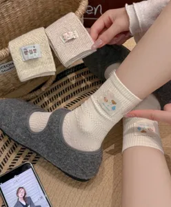 Calzini di cotone a tubo medio da donna con graziosa etichetta di orsetto in stile coreano.