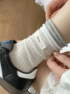 Chaussettes tubulaires unies minimalistes à rayures verticales et revers avec étiquette
