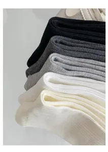 Chaussettes mi-hautes côtelées en coton fin pour femmes vue détaillée avec options de couleurs.