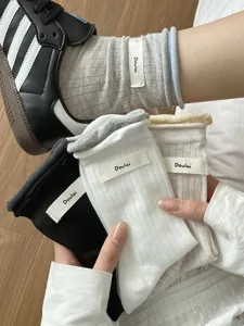 Gros plan détaillé de chaussettes côtelées décontractées avec étiquettes et revers mignons.