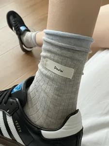 Chaussettes mi-hautes unies à rayures verticales et revers roulé avec étiquette
