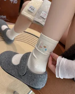 Nuove calze da donna in cotone autunno con disegno orso stile college alla moda