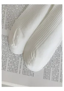 Chaussettes mi-mollet en coton côtelé blanc pour femmes, style minimaliste fin d'été.