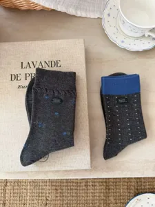 Calzini medi da donna in stile coreano con polsini a contrasto e design in tonalità grigia.