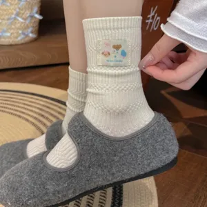 Calzini medi da donna in cotone stile college con etichetta a forma di orsetto carino e comodo.