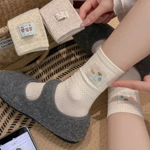Calzini medi in cotone da donna con toppa di orsetto carino in stile college alla moda.