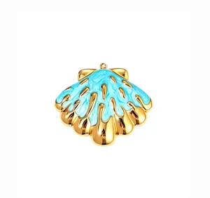 Gouden schelp hanger detail met blauwe emaillering en metalen textuur voor doe-het-zelf.