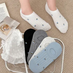 Summer floral shallow boat socks for women, breathable invisible socks with non-slip grip.
