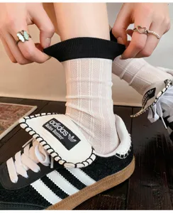 Witte zomer dunne middellange sokken met zwarte boord, ademend mesh ontwerp voor dames dagelijks.