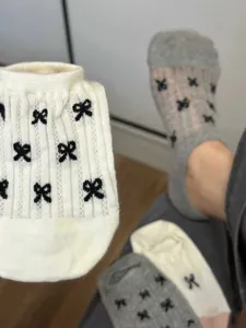 Damen atmungsaktive Netz-Kurzsocken mit süßer schwarzer Schleife für den Sommer im Alltag