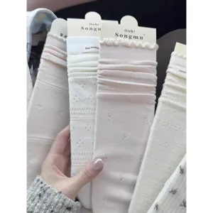 Süße Lolita-Wadensocken für Damen mit feiner Blumenstickerei und Schleifendetails.