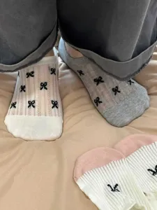 Detailansicht sommerlicher Damen-Netzsocken mit atmungsaktivem Design und schwarzen Schleifen.