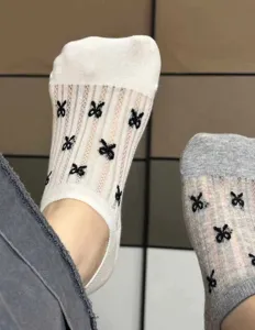 Damen atmungsaktive Mesh Sommer flache Bootssocken mit süßen schwarzen Schleifenmustern.