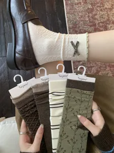 Koreaanse retro herfst gestapelde sokken met bruine strepen, bloemenprints en leuke strikken.