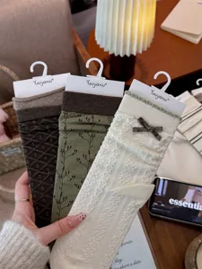 Gedetailleerd overzicht van Koreaanse retro sokken met strik, breisel en kantrand.