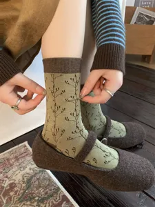 Retro Koreaanse stijl middelhoge sokken met elegante takjesprint, comfortabele katoenen breidetails.