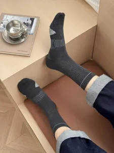 Herren Fruehherbst Freizeit Baumwoll Mittelsocken, einfarbige lange Socken mit Stuetze.