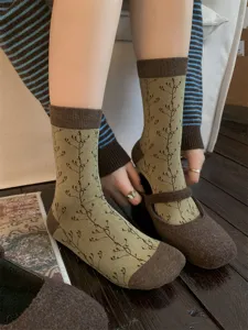 Retro vintage stijl middelhoge sokken voor dames in groen en bruin met plantenmotief.