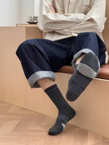 Herren Freizeitsocken aus Baumwolle in Dunkelgrau mit speziellem Sohlendesign Detail.