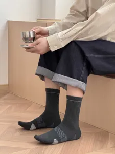 Herren dunkelgraue Freizeitsocken mit Rippbündchen und atmungsaktiver Sohle für den Alltag.
