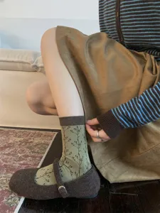 Retro bloemenprint middenkousen gecombineerd met bruine mary jane schoenen en vintage rok.