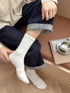 Herren lässige weiße Baumwollsocken Wadenhöhe Detailansicht, bequemes einfarbiges Design.