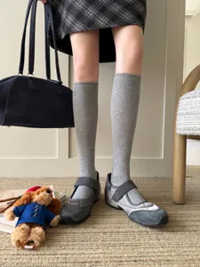 Chaussettes hautes grises classiques pour femmes, bas longs confortables et côtelés pour l'hiver.