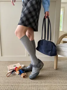 Chaussettes hautes grises associées à des chaussures Mary Jane pour des détails d'automne.