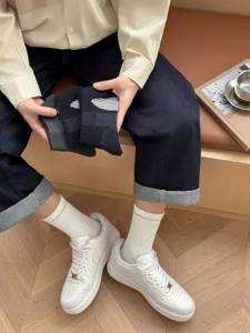 Herren Freizeit Baumwolle Crew Socken mit stilvollen geometrischen Mustern, bequem und atmungsaktiv.