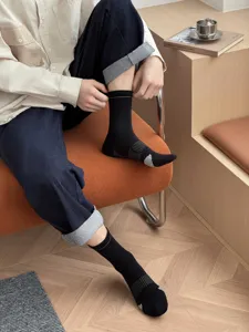 Herren einfarbige Baumwoll-Freizeitsocken mit Komfort-Fußgewölbeunterstützung für den Alltag.