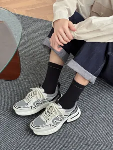 Herren Fruehherbst Freizeit Mittelsocken einfarbig mit stylischen Retro Sneakers Detailansicht.