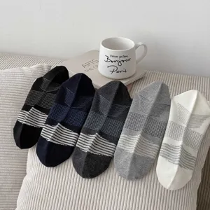 Detailansicht atmungsaktiver Herren Freizeitsocken mit stilvollem Streifendesign Material