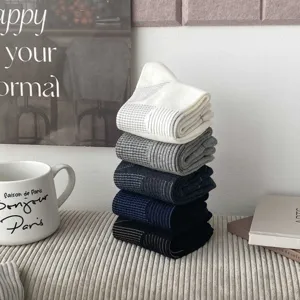 Herren Fruehherbst Freizeitsocken aus Baumwolle, mehrfarbig gestapelt mit feiner Textur.