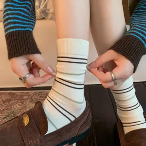 Koreaanse vintage bruin en groen gestreepte middelhoge sokken voor dames herfststijl mode.