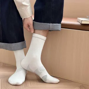 Herren lässige Wadenlänge weiße Baumwollsocken mit atmungsaktivem Fußgewölbe für Komfort.