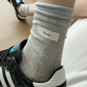 Chaussettes mi-mollet unies rayées à bord roulé pour femmes tenue quotidienne vue principale