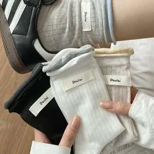 Chaussettes unies à rayures verticales et revers avec étiquette latérale style décontracté.