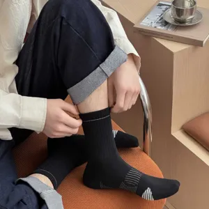 Schwarze Herren Baumwoll Socken für Freizeit und Business im schlichten modernen Stil.