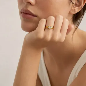 Bague chevalière minimaliste en acier titane plaqué or 18k avec zircone marquise pour femme chic