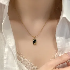 Exquise collier pendentif carré tarot en acier inoxydable, chaîne clavicule délicate femme.