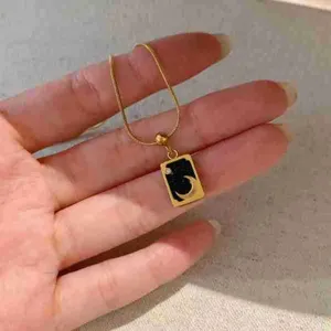 Collier pendentif carré tarot en acier au titane vue détaillée avec beau motif de lune.