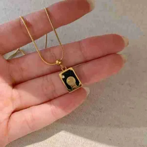 Collier pendentif pierre naturelle carrée tarot en acier titane, chaîne serpent dorée.