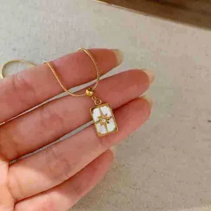 Collier pendentif nacre carré tarot en acier titane, bijou de chaîne de clavicule délicat.