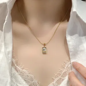 Collier pendentif carte de tarot en acier inoxydable doré avec nacre pour femme élégante.