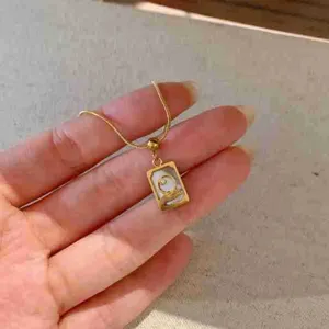 Collier pendentif carte de tarot en acier titane avec nacre blanche pour femme